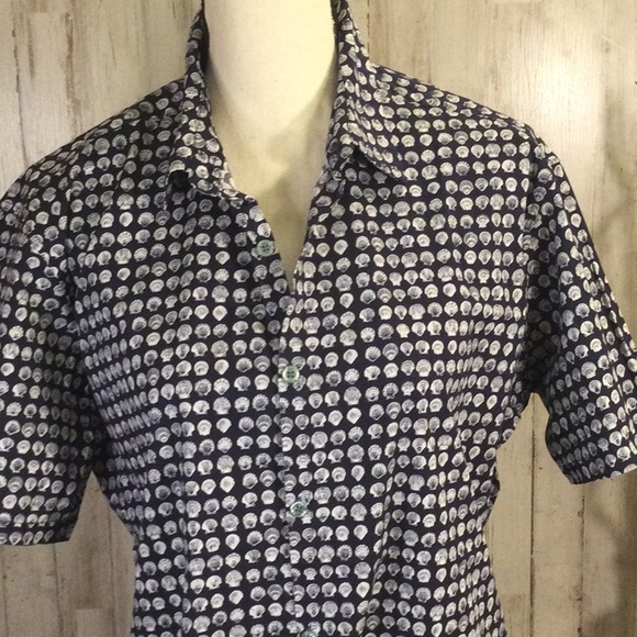Tori Richard sea shell button down shirt sleeve. - Picture 3 of 6